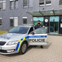 Karlovy Vary: Policista zachránil ženu, která chtěla skočit z mostu