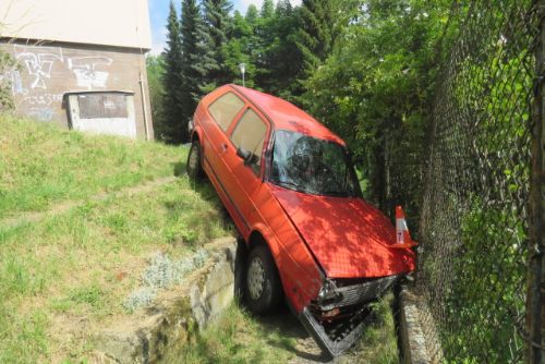 Foto: Karlovy Vary: Při vyjíždění narazil do dvou zaparkovaných vozidel a oplocení