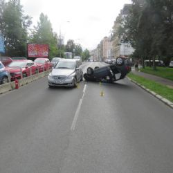 Karlovy Vary: Starší řidič nedal přednost a s vozidlem skončil na střeše