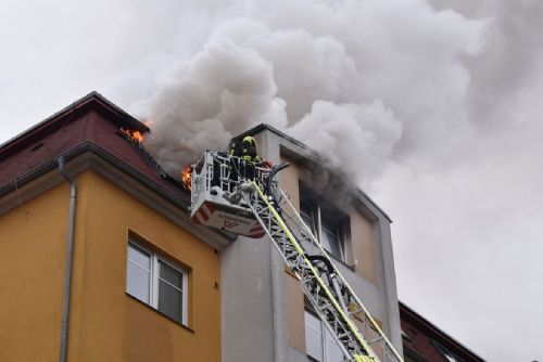 Foto: Karlovy Vary: Ve městě vyhořel podkrovní byt