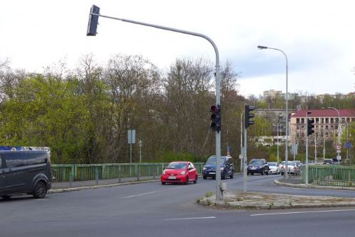 Foto: Karlovy Vary: Výměna technologie semaforů omezí dopravu u Chebského mostu