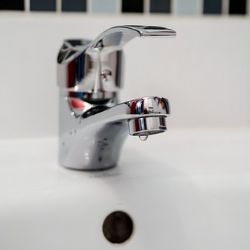 Karlovy Vary: Z domova pro sociálně slabé odcizil umyvadlové baterie