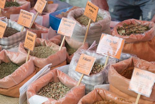 Foto: Karlovy Vary: Na čerstvou sadbu a vůni afrických trhů lákají páteční farmářské trhy