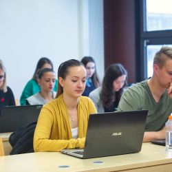 Kraj opět udělí stipendia vysokoškolským studentům