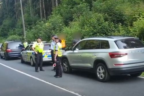 Foto: Krásno: Nechtěl čekat v koloně. Najel do pracovníka, který řídil provoz