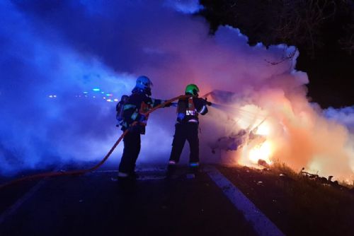 Obrázek - Květnová: Auto začalo po nehodě hořet. Řidič zemřel