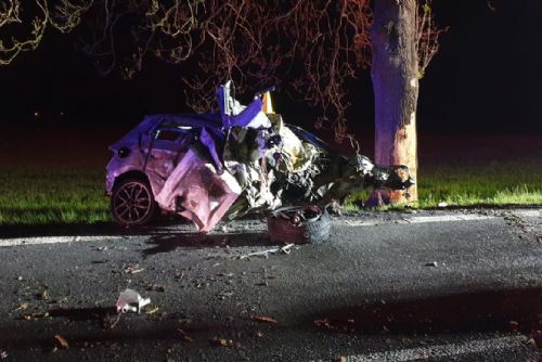 Obrázek - Květnová: Auto začalo po nehodě hořet. Řidič zemřel