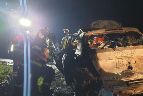 Obrázek - Květnová: Auto začalo po nehodě hořet. Řidič zemřel