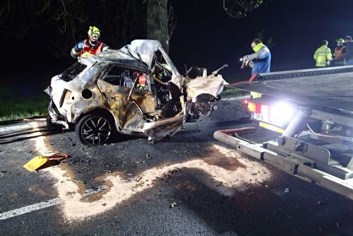 Obrázek - Květnová: Auto začalo po nehodě hořet. Řidič zemřel