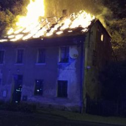 Loket: Požár zcela zničil střechu domu