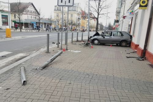Mariánské Lázně: Řidič vjel na červenou do křižovatky