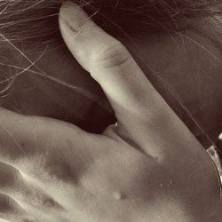 Mariánské Lázně: Svou přítelkyni napadl a odcizil jí telefon