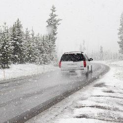 Meteorologové varují před náledím a zmrazky z natátého sněhu