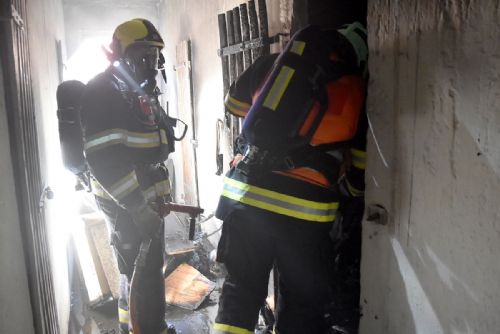 Obrázek - Oloví: Požár sklepa. Někteří obyvatelé domu museli být evakuováni hasiči