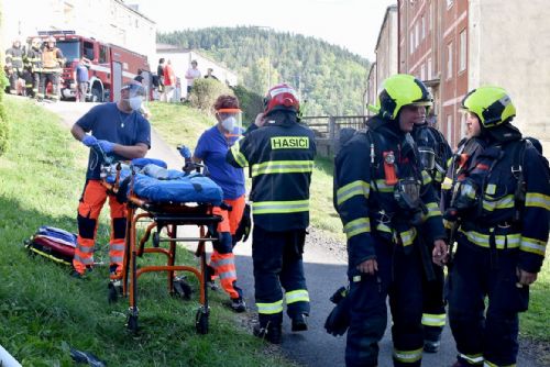 Obrázek - Oloví: Požár sklepa. Někteří obyvatelé domu museli být evakuováni hasiči