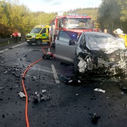 Olšová Vrata: Osobní vozidlo se čelně srazilo s kamionem