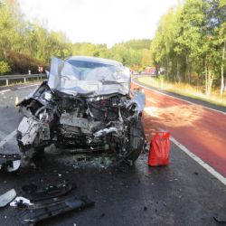Olšová Vrata: Řidič narazil do protijedoucí nákladního vozidla