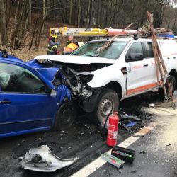 Ostrov: Čelní srážka dvou vozidel 