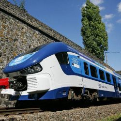 Pozor! Na trať v úseku Dolní Žandov - Lázně Kynžvart spadl strom