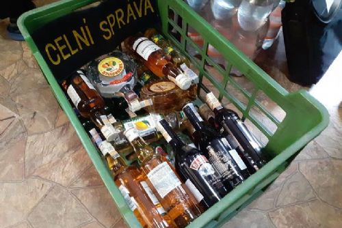 Foto: Region: Celníci zajistili alkohol bez dokladů a neznačené tabákové výrobky