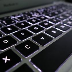 Region: Pozor na internetové podvodníky. Umí vymyslet neuvěřitelné historky