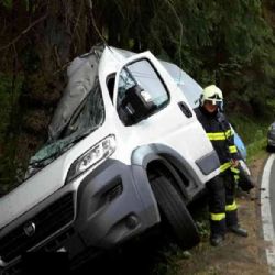 Rotava: Auto narazilo do stromu