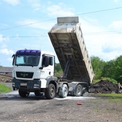 Sedlec: Zvednutá korba náklaďáku se dotkla drátů s vysokým napětím. Auto začalo hořet