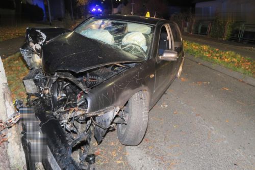 Foto: Sokolov: Mladík narazil s vozidlem do stromu. Na místo letěl vrtulník