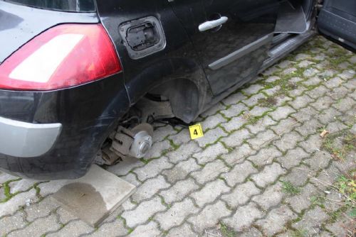 Obrázek - Sokolov: Vykradli zaparkované vozidlo. Odmontovali i hliníková kola