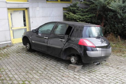 Obrázek - Sokolov: Vykradli zaparkované vozidlo. Odmontovali i hliníková kola