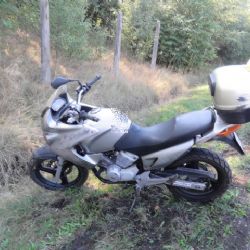 Sokolovsko: Havárie motorkářky. Řidička byla s těžkým zraněním převezena do nemocnice