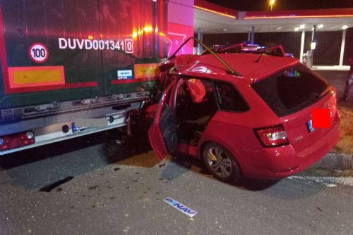Foto: Sokolovsko: Osobní vozidlo narazilo do kamionu 