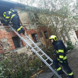 Štoutov: Hasiči zasahovali u požáru podlahy zemědělské usedlosti