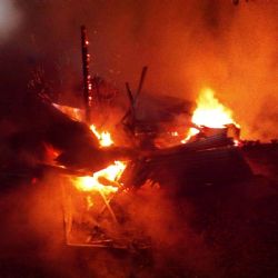 Těšovice: U požáru zahradní chatky zasahovaly čtyři jednotky hasičů