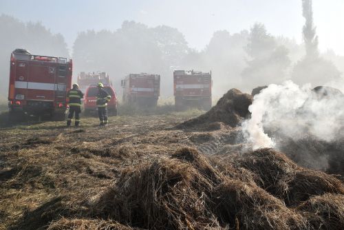 Obrázek - U Teplé hořely balíky sena. Zásah trval sedm dní