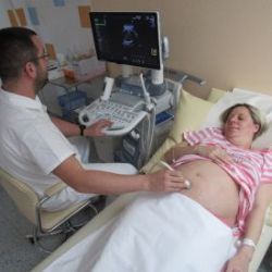V sokolovské porodnici stále klesá počet císařských řezů