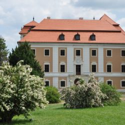 Valeč: Jako fénix z popela vstal státní zámek 