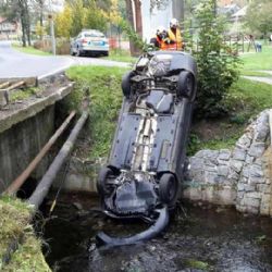 Valy: Auto skončilo v potoce