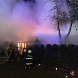 Velký Rybník: Čtyři jednotky hasičů zasahovaly u požáru chaty a dřevníků