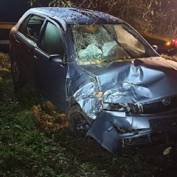 Vojkovice: Osobní vozidlo narazilo do stromu