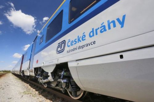 Foto: České dráhy posílí okolo Vánoc a Nového roku dálkové vlaky na hlavních trasách, o volných dnech bude sváteční provoz