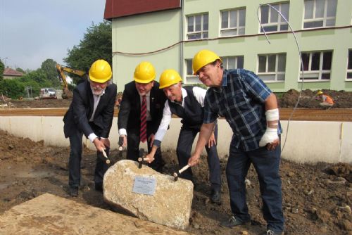 Začíná dlouho očekávaná rekonstrukce koridoru Gymnázia Ostrov