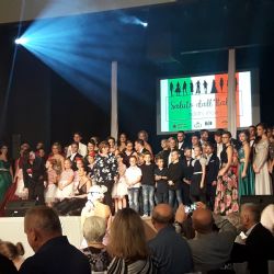 Kosmetičky líčily a kadeřníci česali na módní přehlídce 