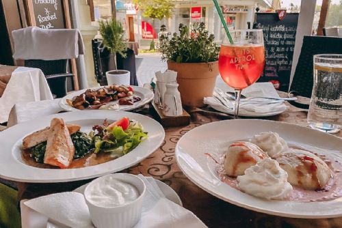 Foto: Moderní a zavedená restaurace v Karlových Varech? To je restaurace Parlament