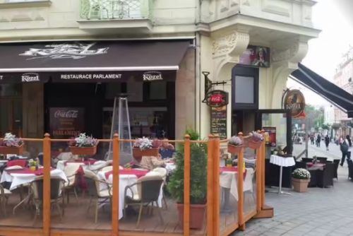 Foto: Osvěžte se v horkých letních dnech na venkovní terase v restauraci Parlament přímo v centru Karlových Varů