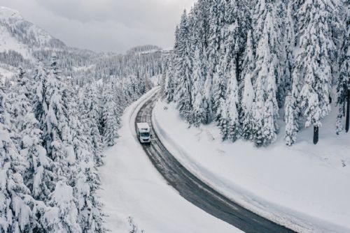 Foto: Vánoční dárek, který předčí veškerá očekávání? Pořiďte si obytňák na Obytnakyplzen.cz a všechny dostanete do kolen!